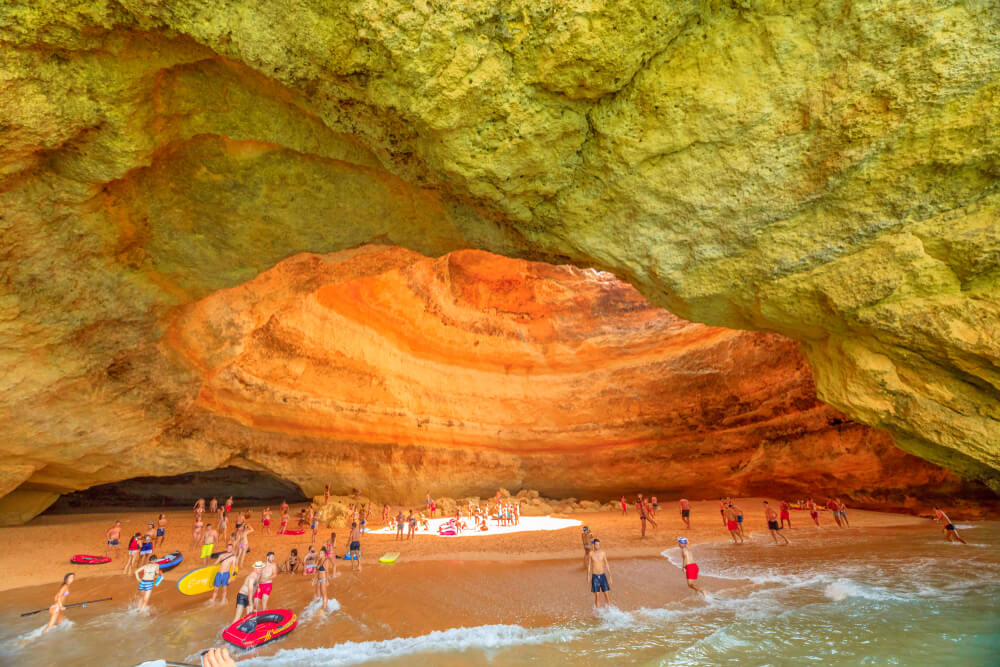 En el interior de la Cueva de Benagil se puede encontrar una playa.