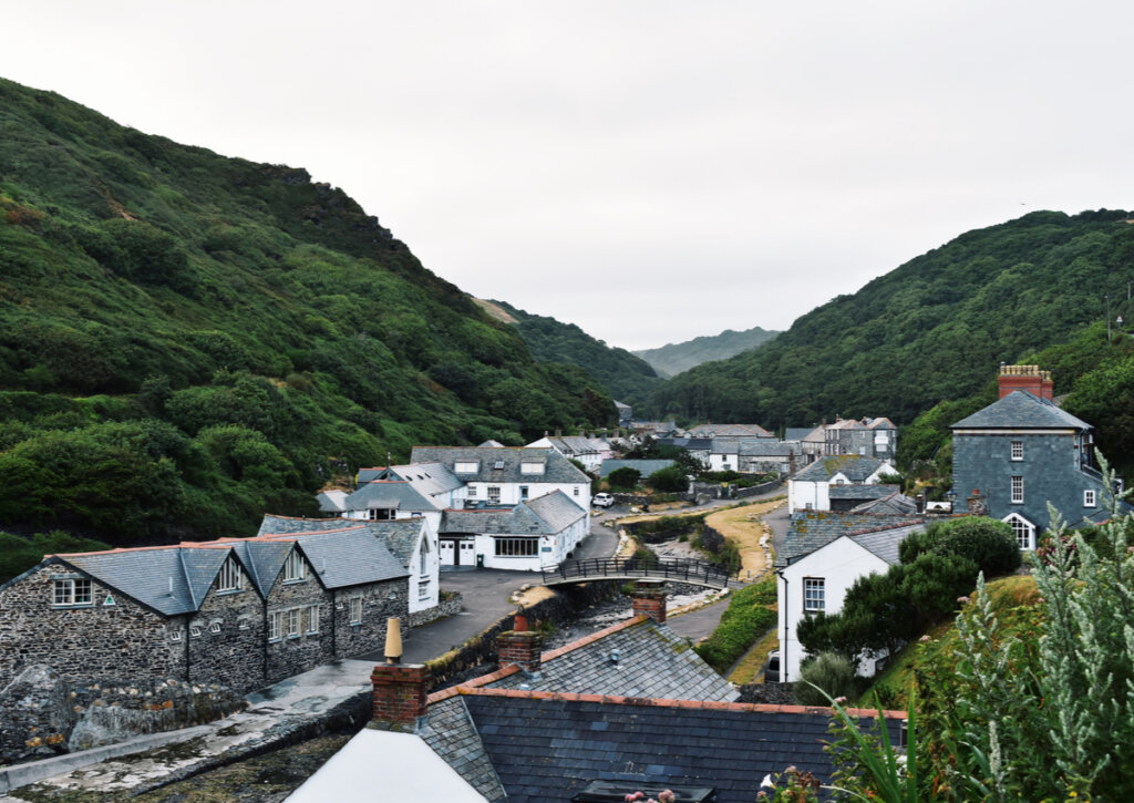 Paisaje del pueblo de Boscastle en un día nublado.