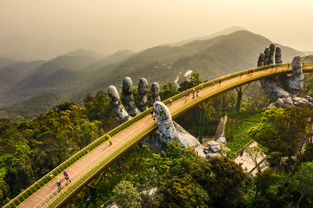 El Puente Dorado es uno de los máximos atractivos de Vietnam.
