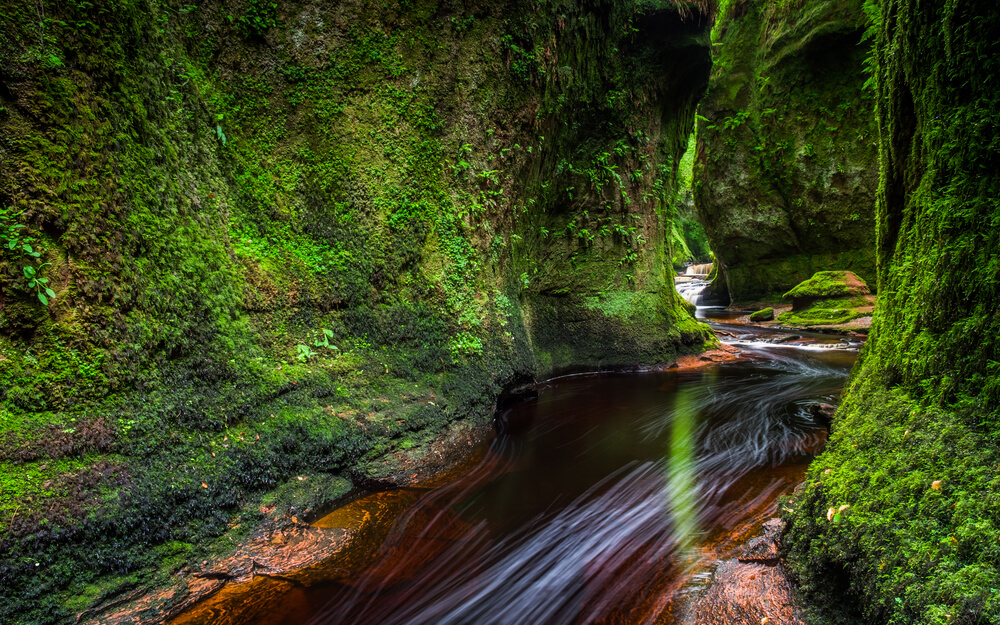 Aguas y paredes verdes en el Púlpito del Diablo.
