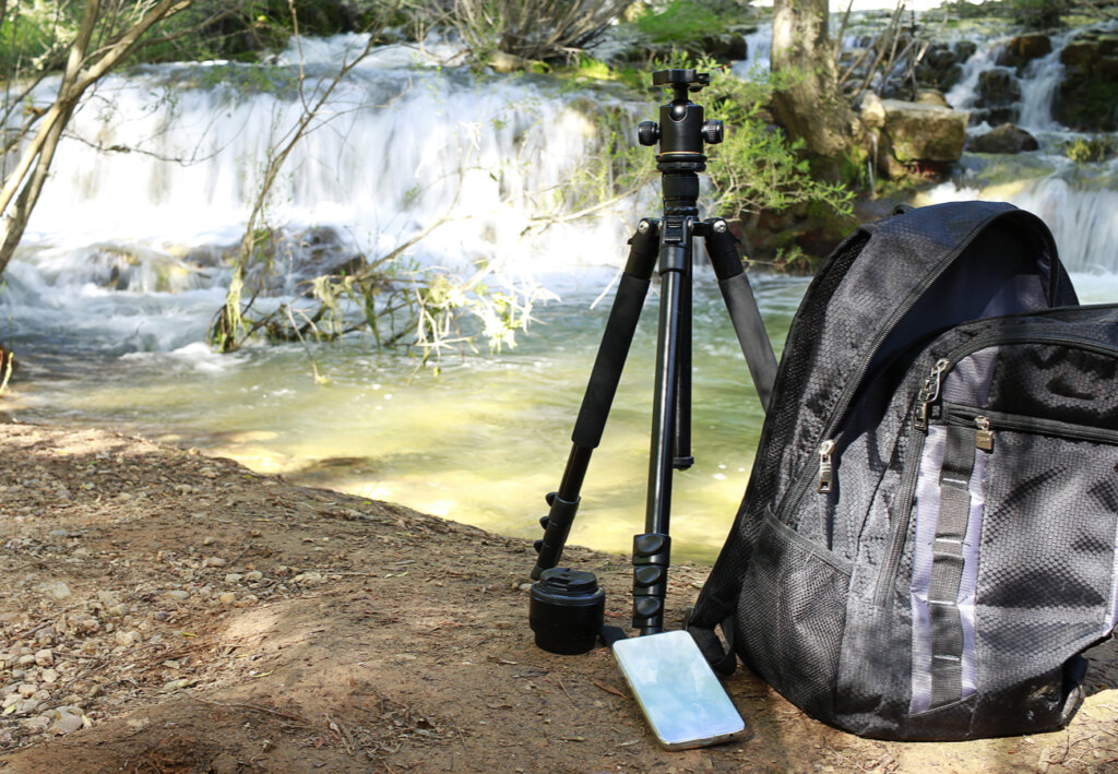 Fotógrafo trabajando cerca del nacimiento del río.