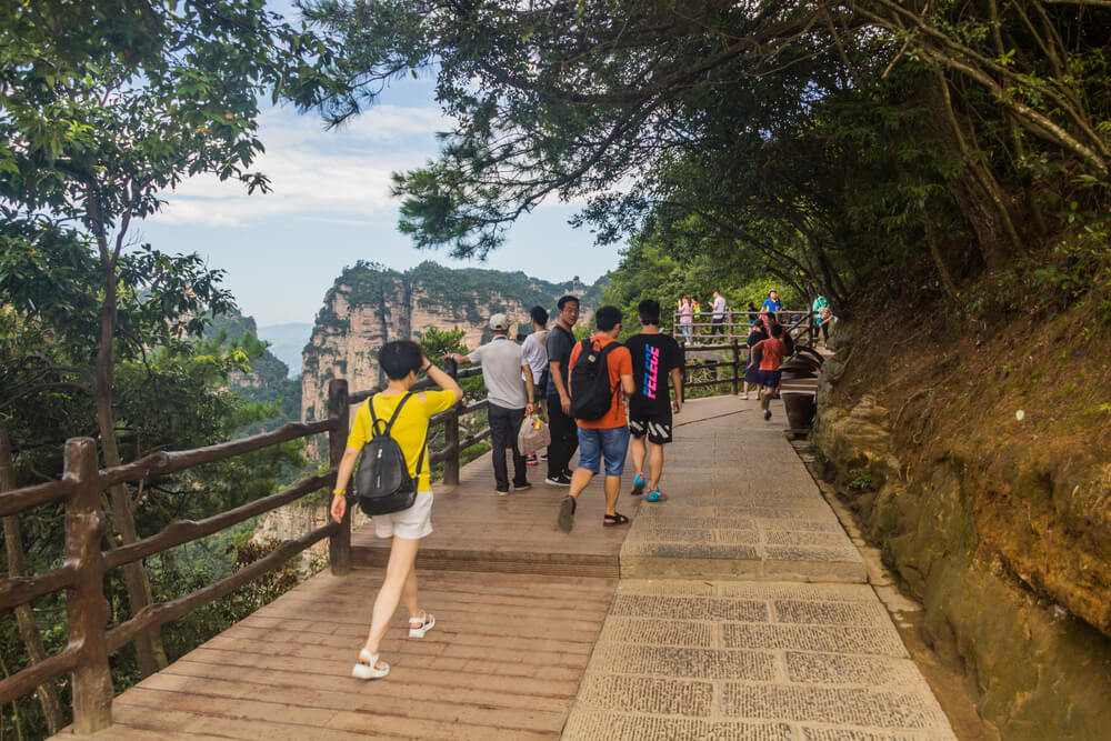 Camino de senderismo para ascender las montañas de Wulingyuan.