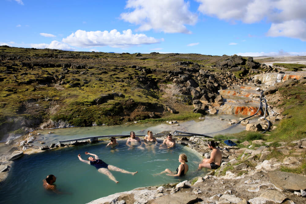 Turistas disfrutando de las aguas termales de Hveravellir.