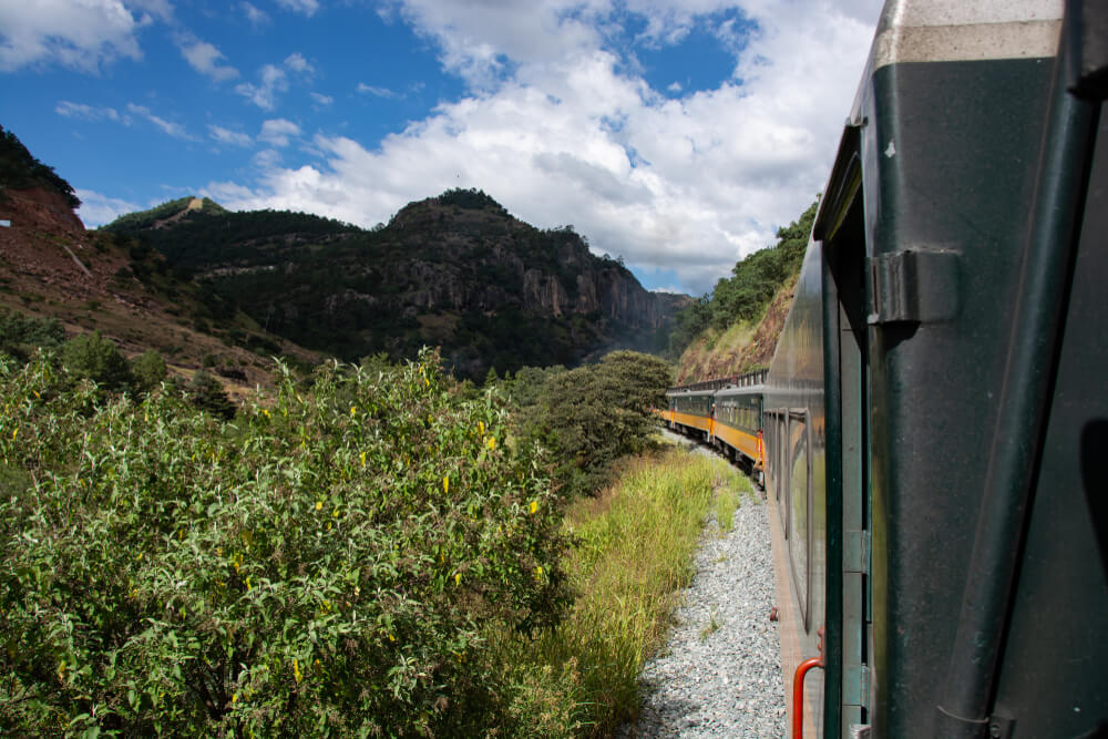 El camino por la Barranca El Cobre se realiza casi en su totalidad en tren.