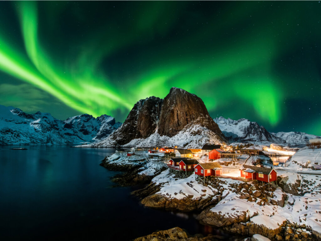 Vista de la aurora boreal desde Hamnoy, Noruega.