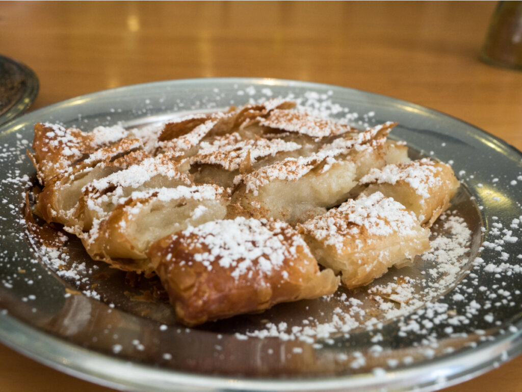 El bougatsa es el postre tradicional de la gastronomía de Macedonia.