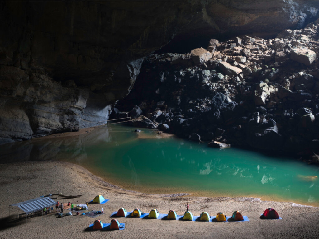 Turistas acampando en la cueva de Son Doong.