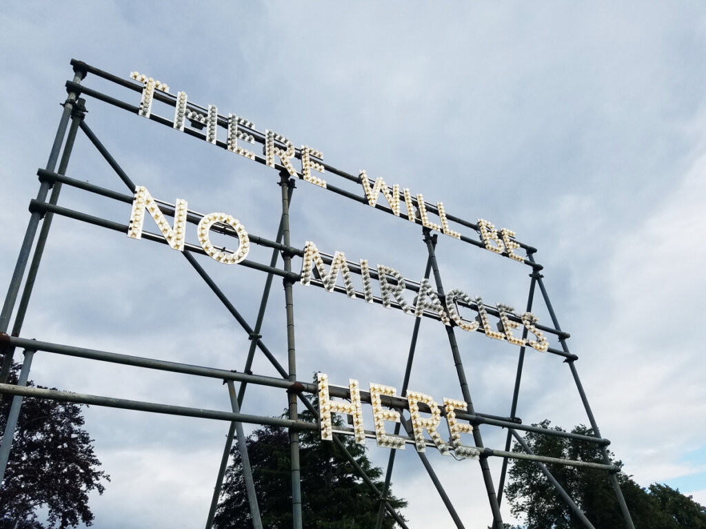 Cartel luminoso de Nathan Coley en Edimburgo.