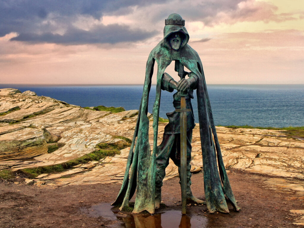 Estatua del Rey Arturo ubicada en Cornwall, Reino Unido.