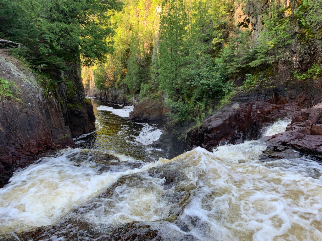 Curso de agua previo a la caldera del diablo.