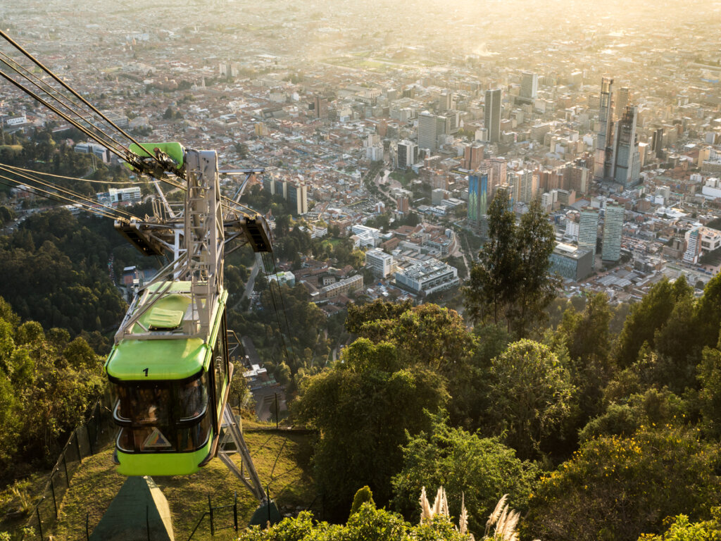 Funicular que desciende de la cima del Cerro de Monserrate.