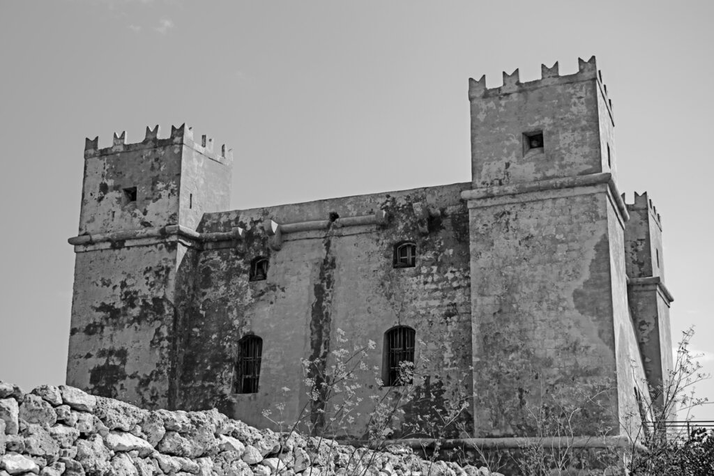 The Red Tower es un edificio con mucha historia en Malta.