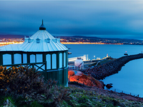 Faro en la costa de la Isla de Man, otra de las posibles locaciones de Ávalon.