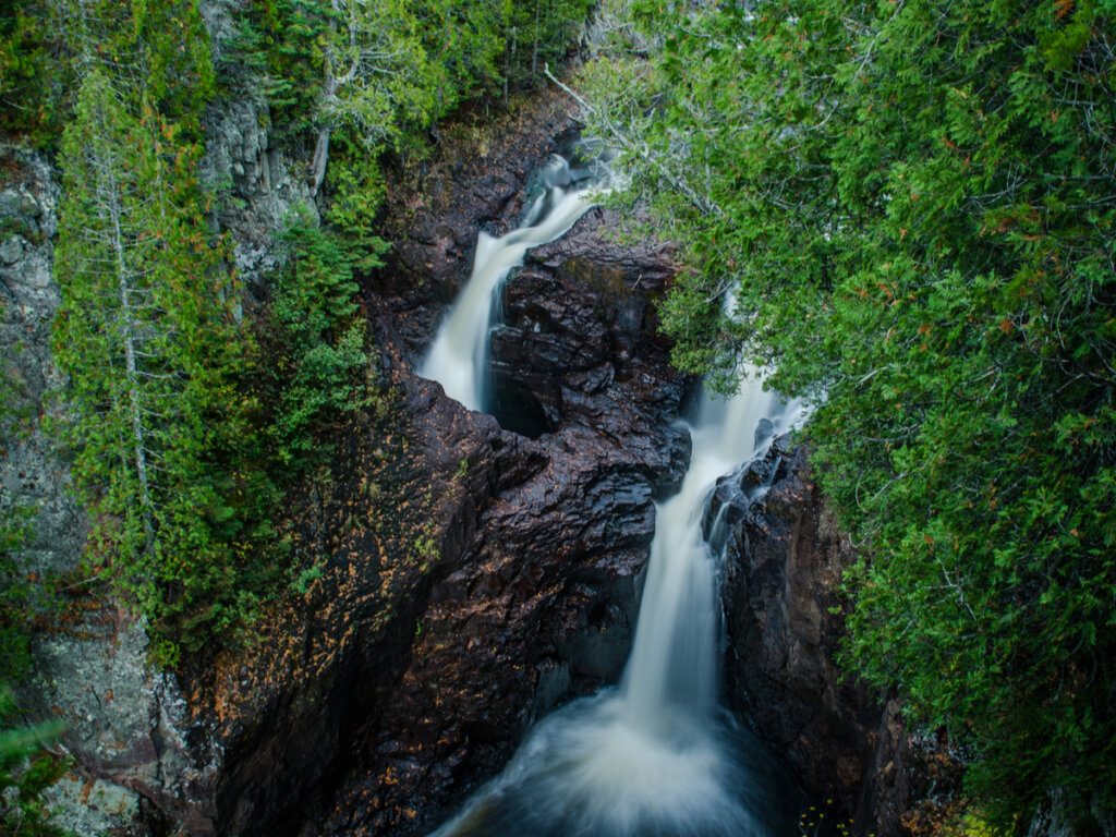 El misterio del agujero de las cataratas de Devil's Kettle.