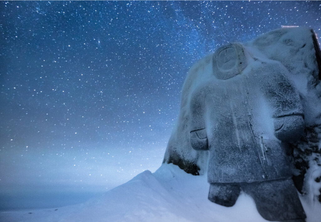 Monumento a los Inuits en Canadá.