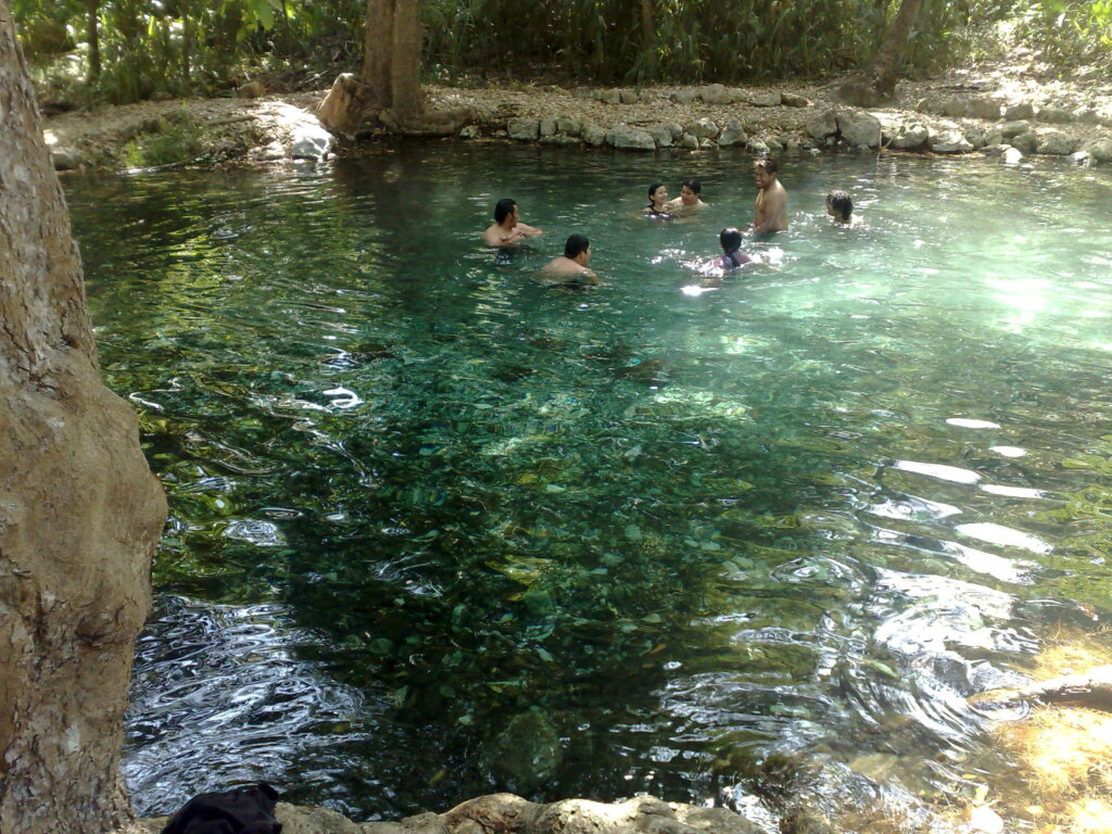 Turistas se bañan en un ojo de agua de Hampolol, Campeche.