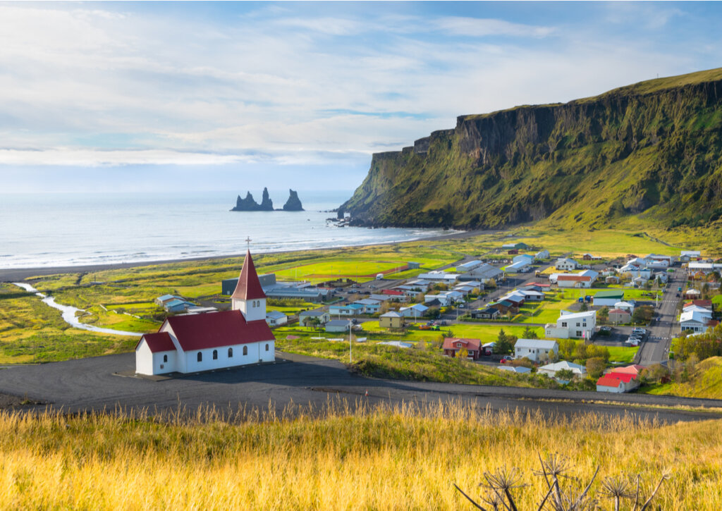 Paisaje de Vik que muestra los contrastes de las tierras de Islandia.