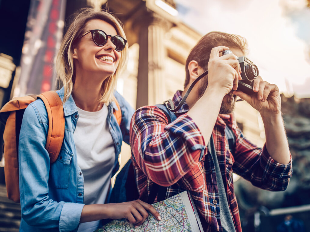 Pareja de turistas en su propia ciudad.