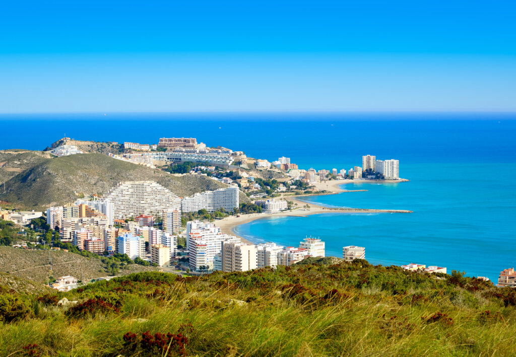 Bello paisaje de una playa de Cullera, en Valencia.