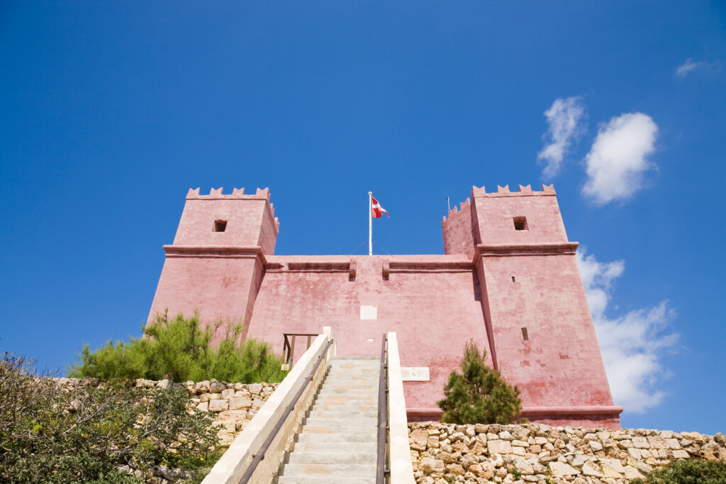 The Red Tower en Malta ofrece vistas espectaculares a su alrededor.