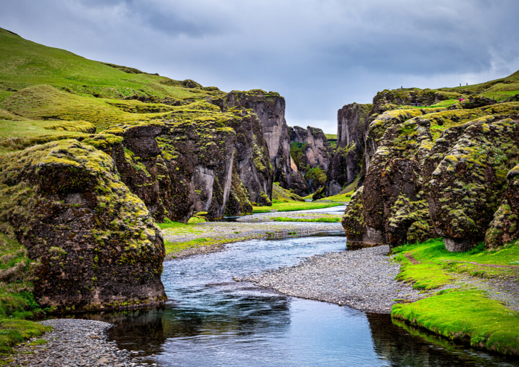 Vista desde el río que atraviesa el cañón Fjadrargljufur.