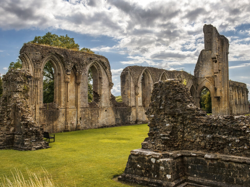 Las ruinas de la abadía de Glastonbury, donde se ubicó a Avalón en algún momento.