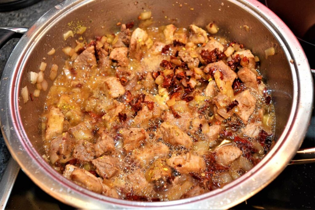 El selsko meso es una comida típica de la gastronomía de Macedonia.