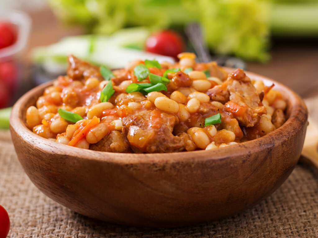 El tavce gravce combina frijoles blancos con carne de cordero.