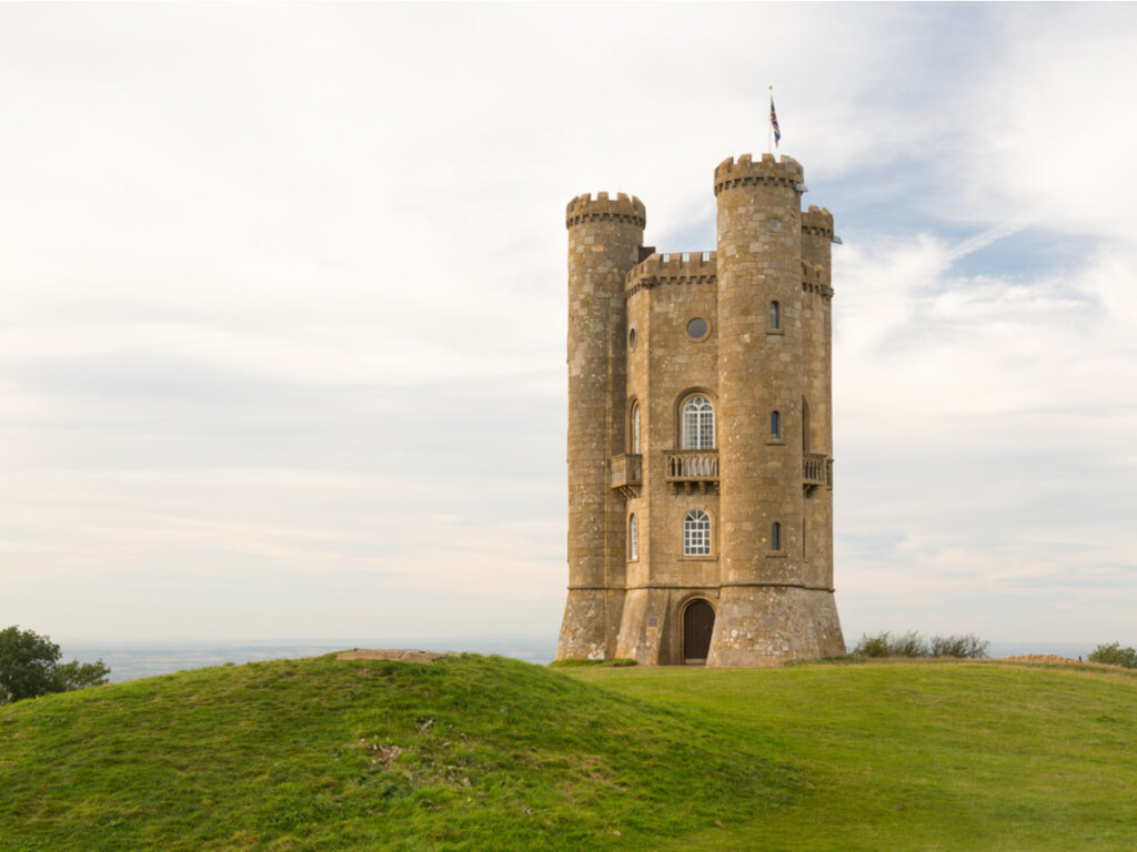 La Torre Broadway, ubicada en la campiña inglesa.