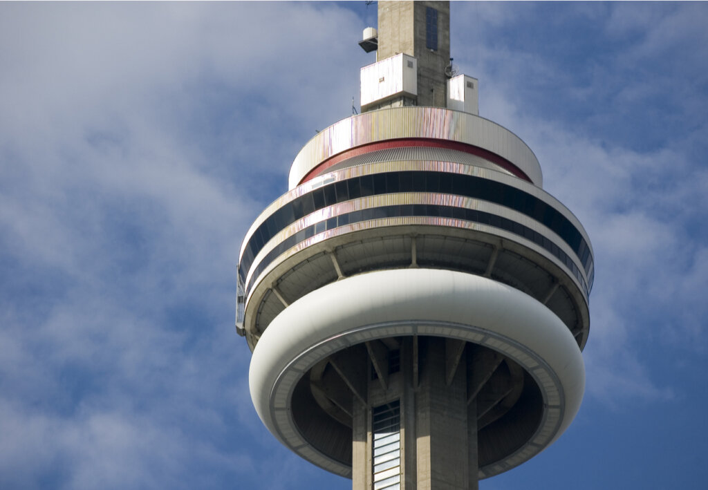 Vista cercana de la Torre Nacional de Canadá.