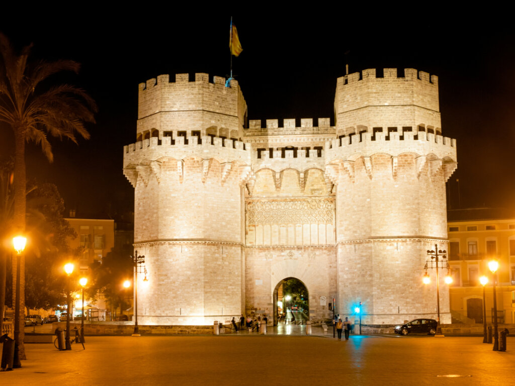 Hermosa panorámica nocturna de las Torres de Valencia.