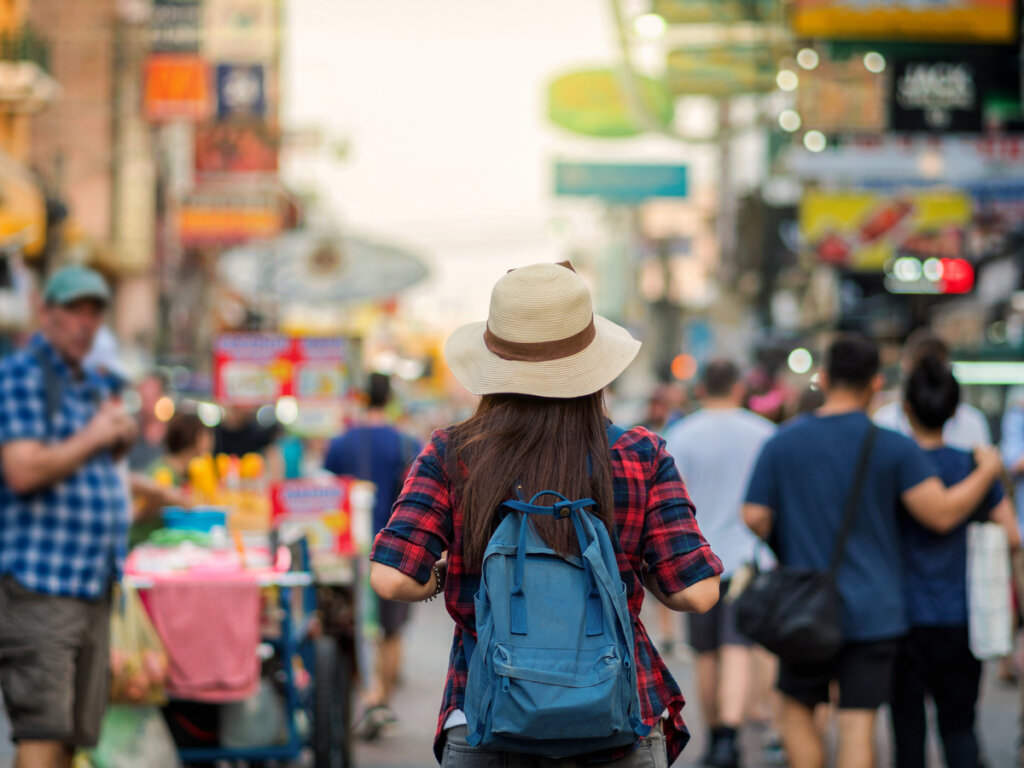 Turista caminando y haciendo compras.