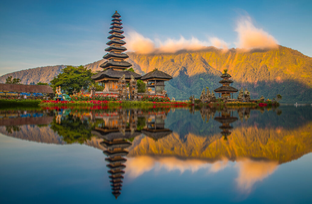 El templo Ulun Danu Batur es una de las atracciones en Indonesia.