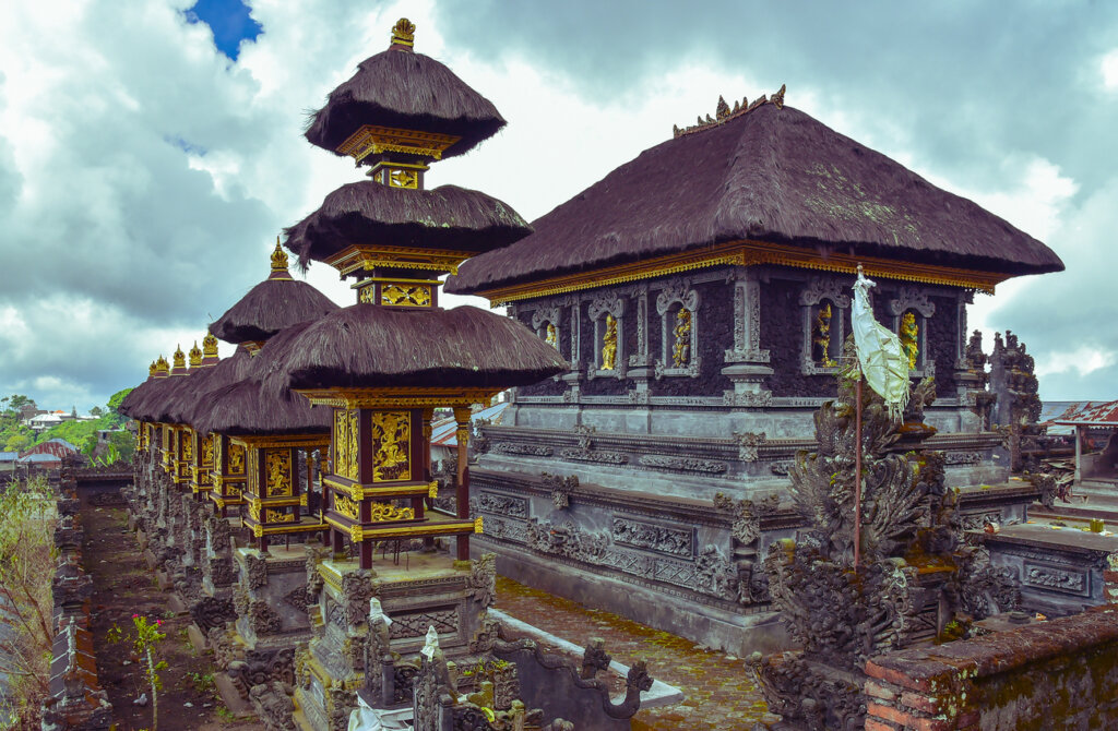 El paisaje que ofrece este templo en Bali es realmente hermoso.