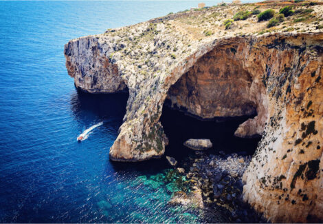 Vista aérea de la Ventana Azul de Malta.