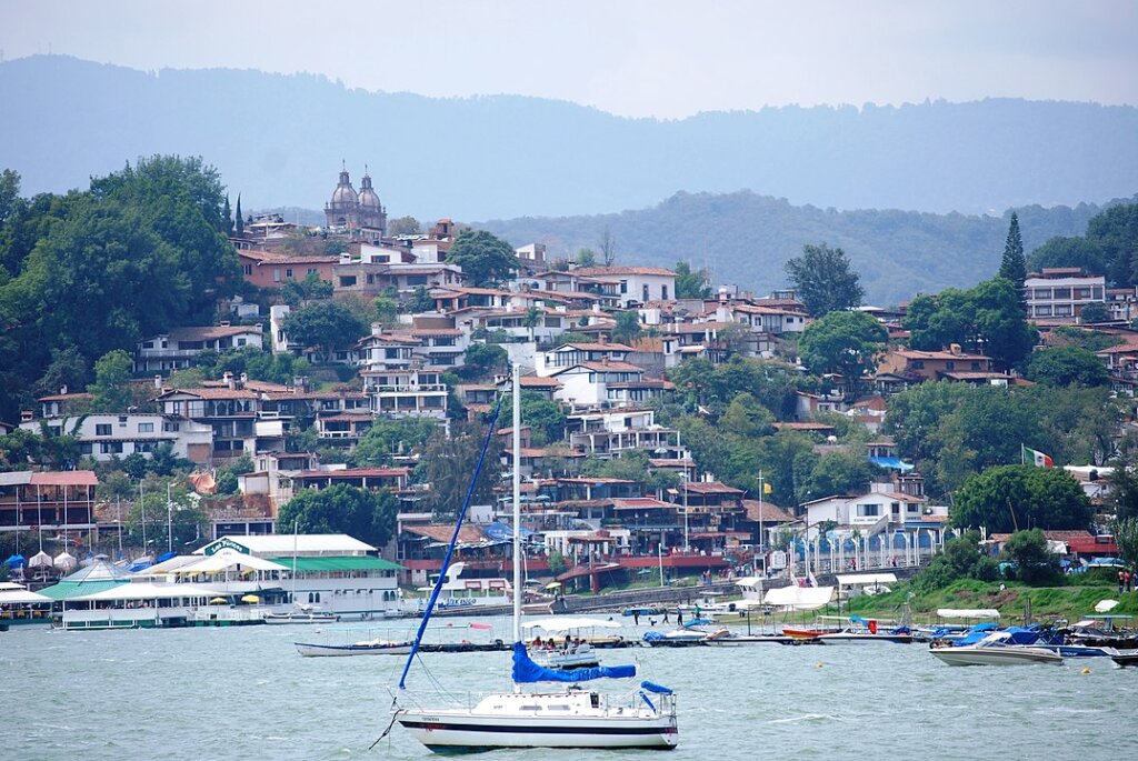 El lago del Valle de Bravo es uno de los principales sitios turísticos