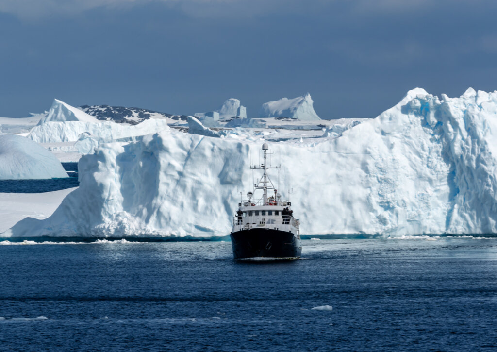 Barco navegando en las aguas de la Antártida.