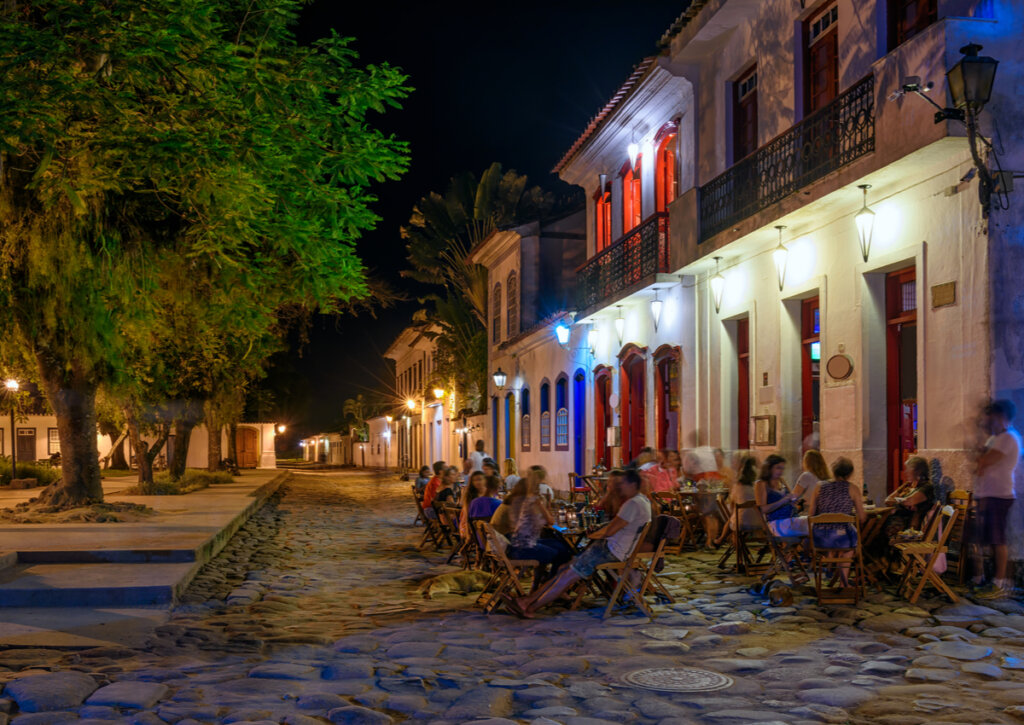 Bares nocturnos en la ciudad brasileña de Paraty.