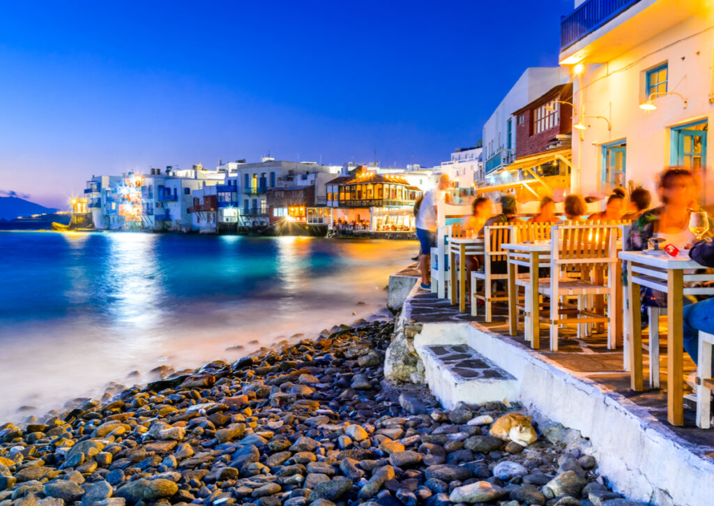 Mykonos ofrece también una vida nocturna activa.