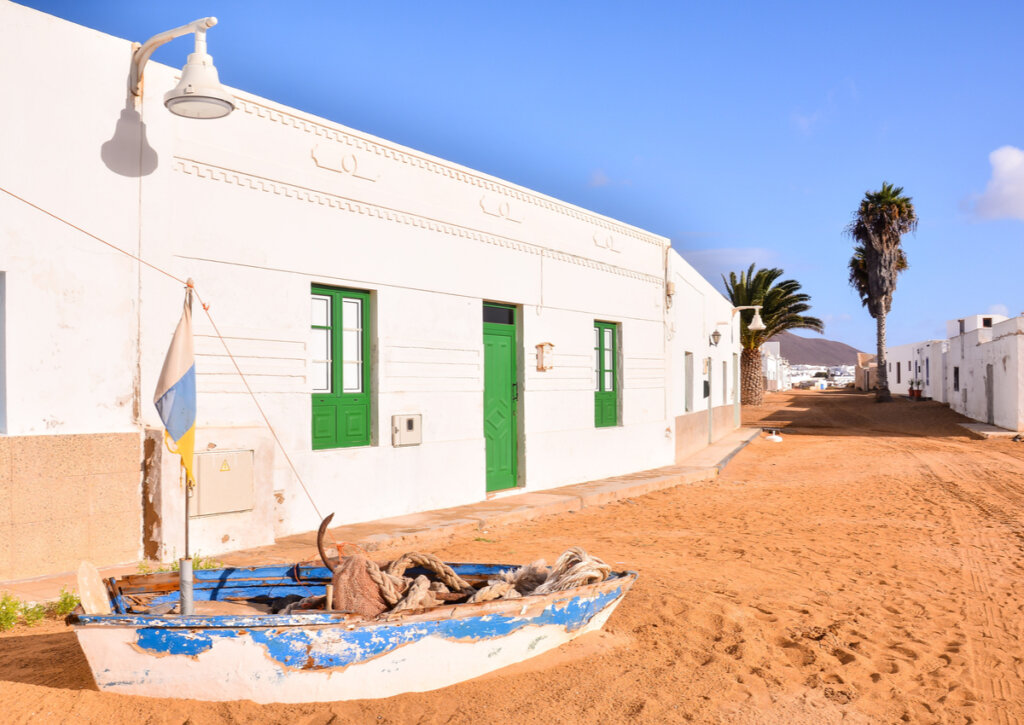Caleta Famara se distingue todavía por sus calles de arena.