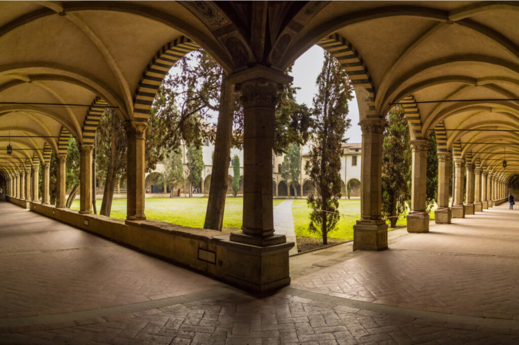 Los famosos claustros de la iglesia de Santa María de Novella.
