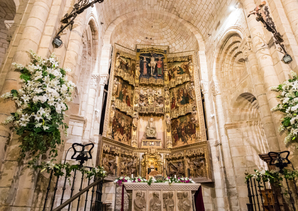 Impresionante altar en el interior de la Colegiata de Santa Juliana.