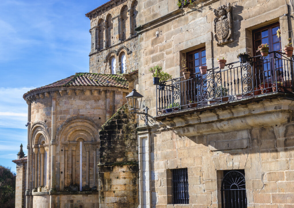 Vista desde uno de los costados de la Colegiata de Santa Juliana.
