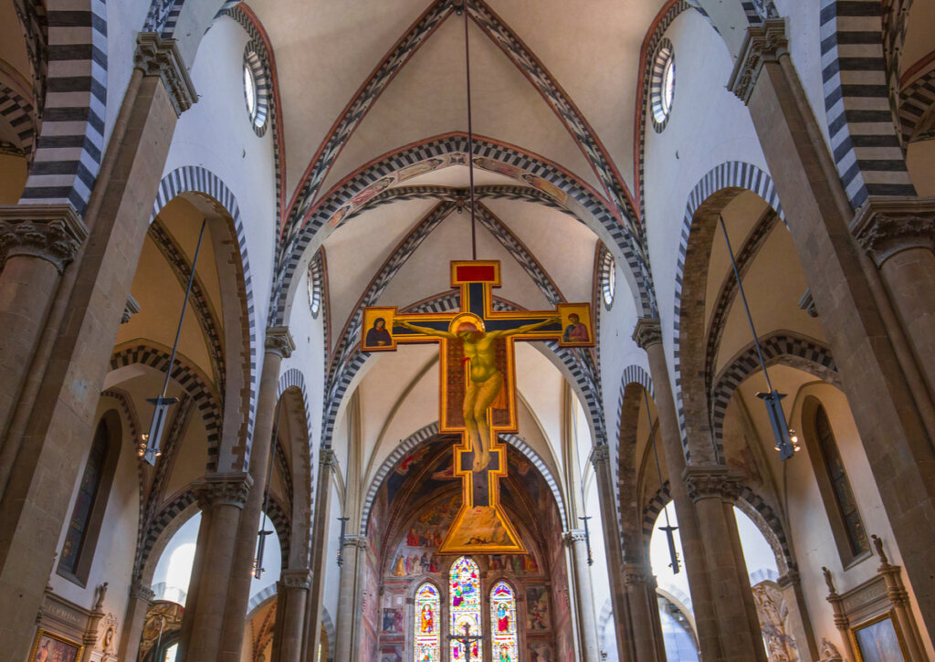 Crucifijos en el interior de un templo de Florencia, Italia.