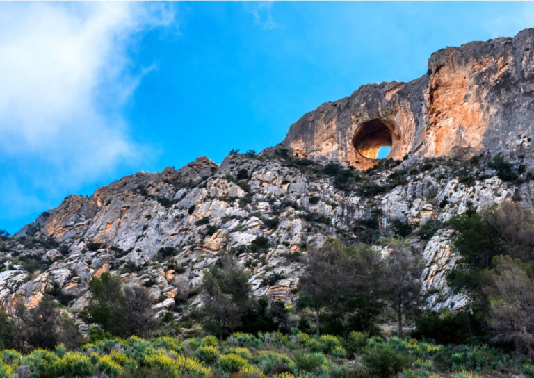 Las Cuevas del Canelobre, sus colores e historia
