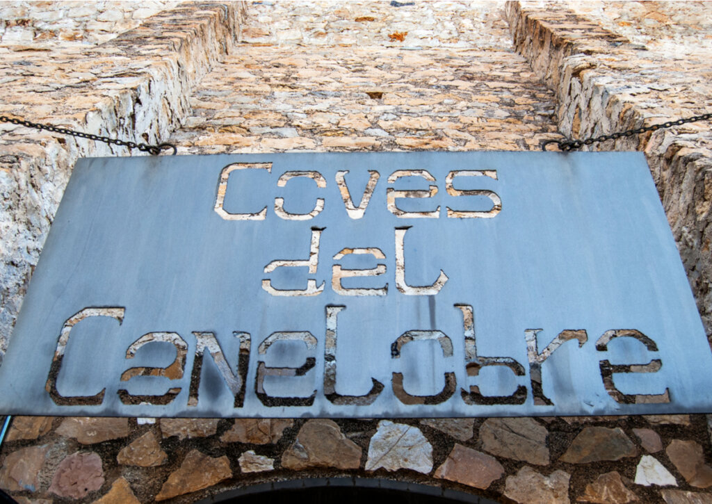 Cartel de ingreso de las Cuevas del Canelobre.