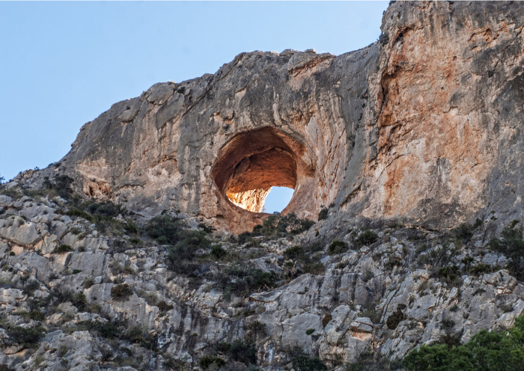 Vista exterior del Hoyo del Cabezón, en las Cuevas del Canelobre.