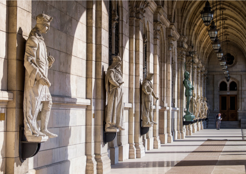Bella imagen de la entrada de la Biblioteca del Parlamento de Hungría.