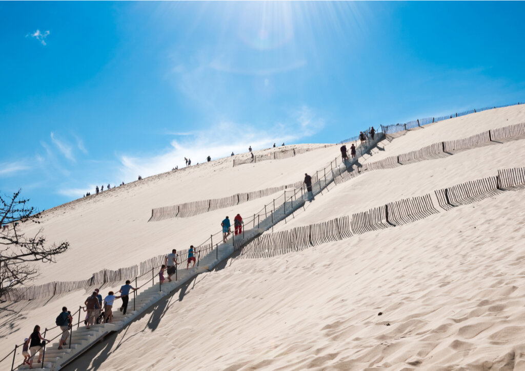 Escalera para llegar a la cima de la duna de Pilat en Francia.