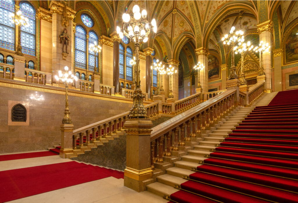 La escalera principal del Parlamento de Hungría.